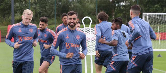 记者：哲凯赖什手指骨折，但他带伤坚持参加比赛和训练