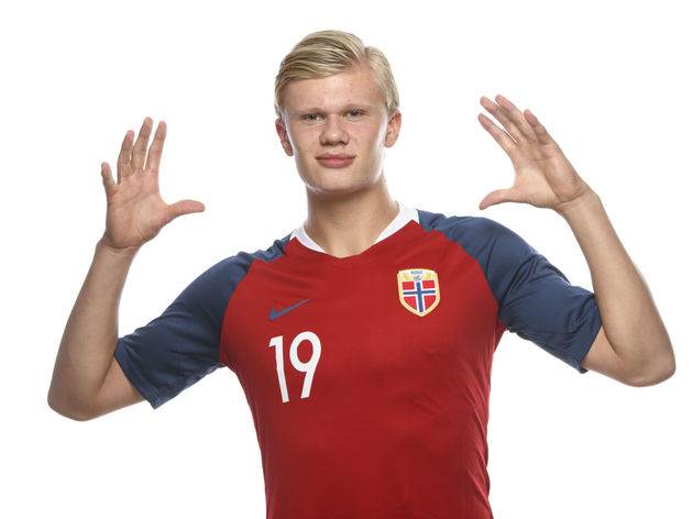 每体：巴西后卫穆里略重回巴萨引援视野，巴萨已接触其身边人（每体：巴萨将巴西中卫穆里略重新纳入引援名单，已与其团队取得联系）