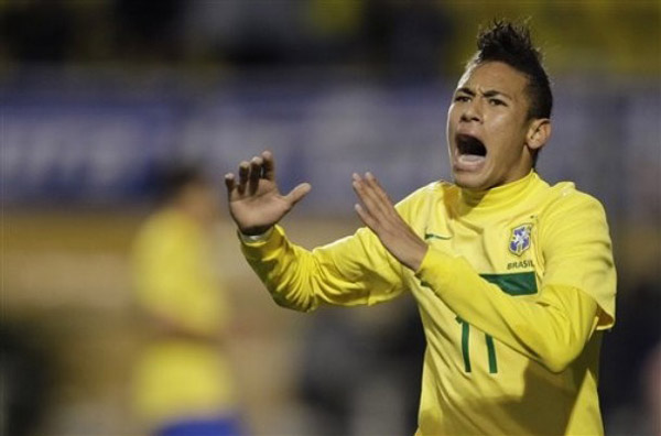 球迷：这球不进都对不起场地