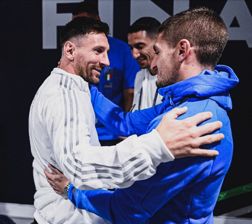 每体：巴萨目前对莱万的原则是，要么大幅降薪要么自由身离开（每体：巴萨给莱万两条路——要么大幅降薪，要么自由离队）