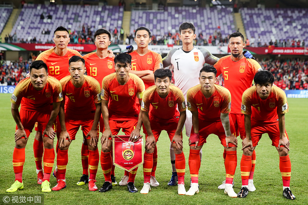 汪涵陪儿子参加马术比赛，嚼槟榔一脸享受，与老婆交替带娃引热议