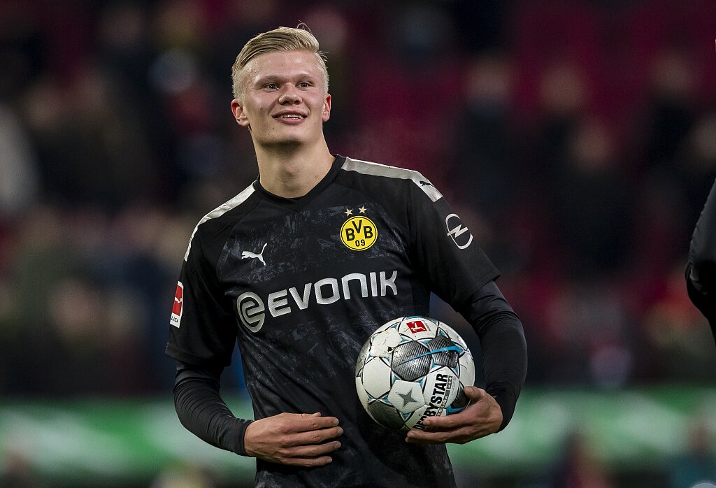 英超第15轮狼队对阵曼联凌晨开战（英超第15轮：狼队迎战曼联，今夜凌晨开球）