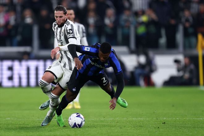 真男人！蓝军前锋遭入室盗窃，其夺刀对峙窃贼保护家人（硬汉本色！蓝军前锋遭遇入室行窃，夺刀与贼对峙护家人）