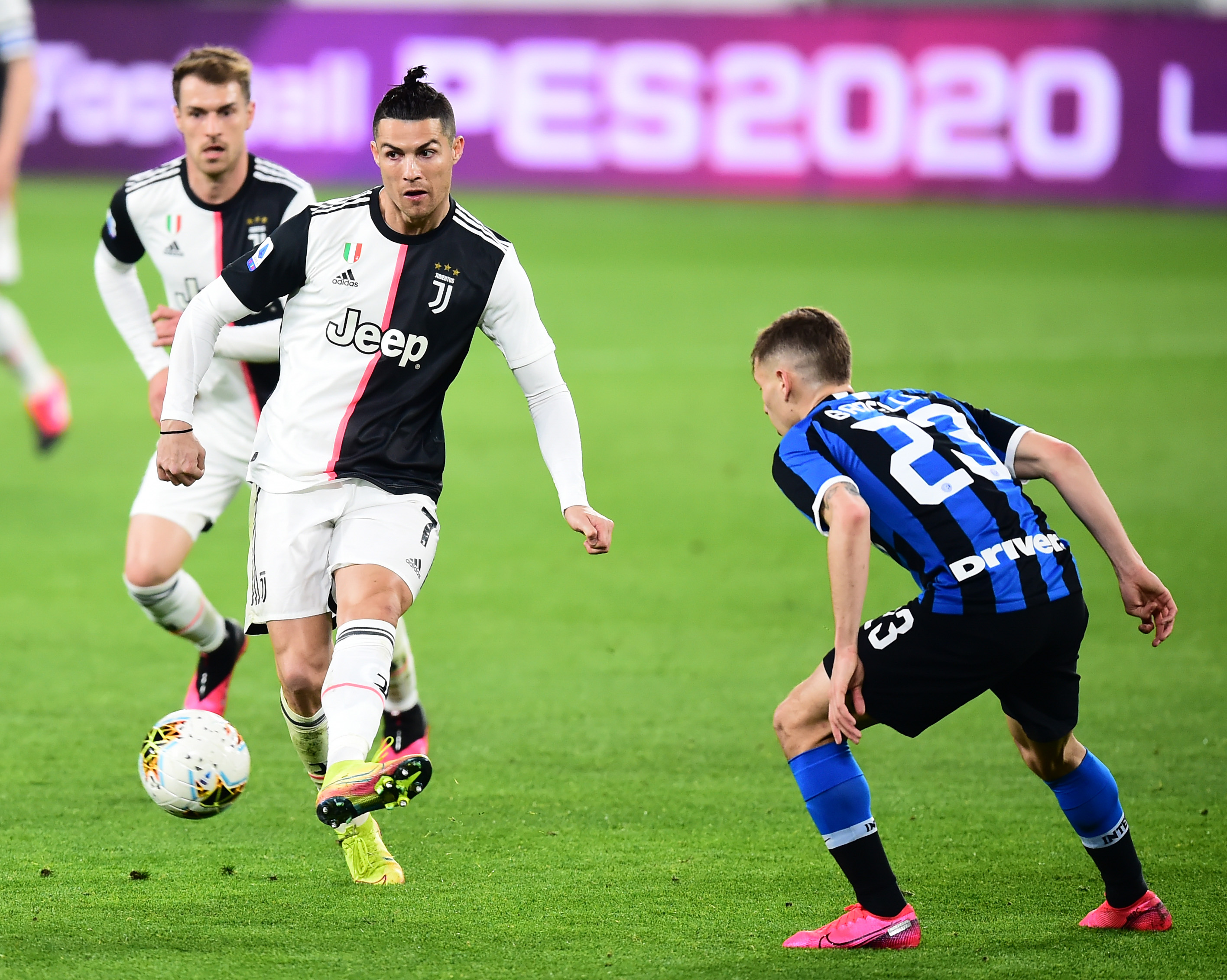 世界冠军黄雅琼、刘雨辰举行婚礼，樊振东、汪顺送上视频祝福