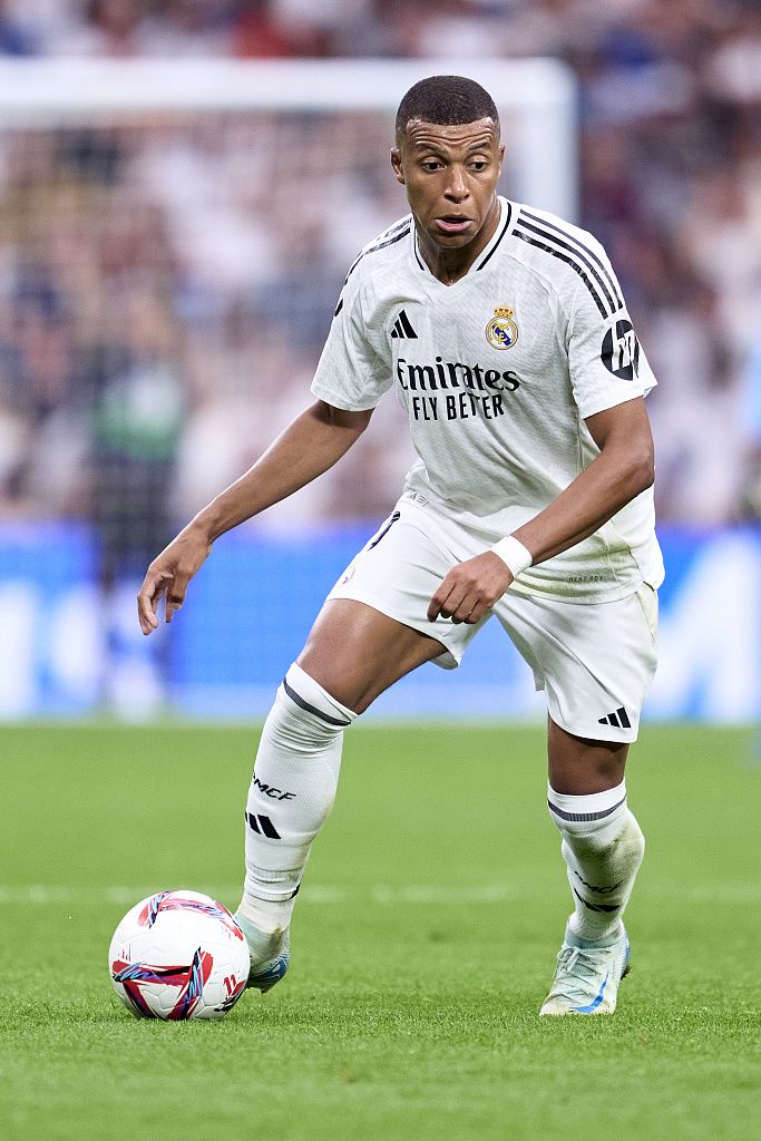 足球巴萨主帅称赞中场新核：不可替代（巴萨主帅力挺中场新核 称其不可或缺）