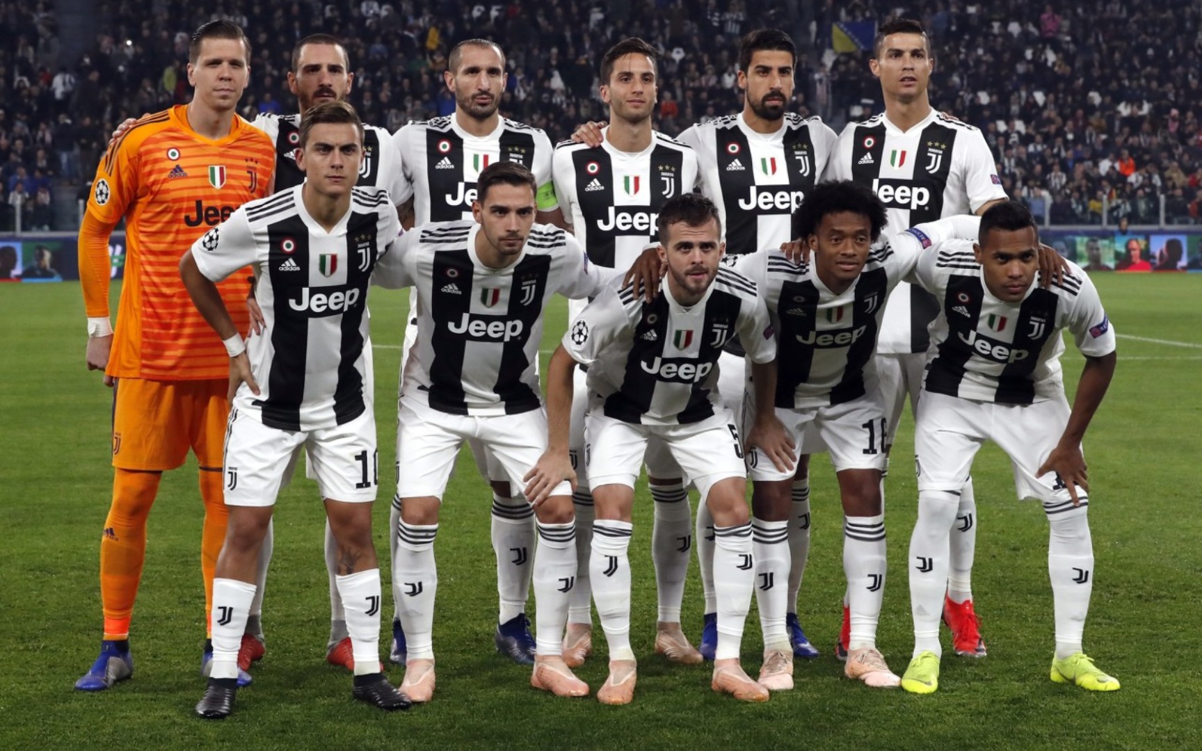 宋凯出席中国体育美术作品展览，与奥运冠军金牌合影