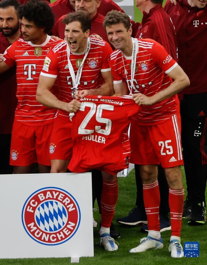 换上儿子！范佩西之子19岁沙奎尔欧联替补登场，迎职业生涯首秀（范佩西19岁儿子沙奎尔欧联替补亮相，完成职业首秀）